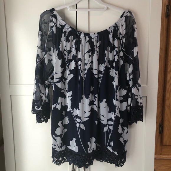 3/$20 CLEO Petite Blouse, Doesn’t Fit Like Petite - Picture 2 of 11
